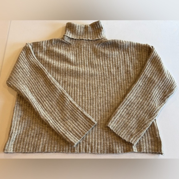 H&M Women’s Cowl Turtleneck Beige Long Sleeve Cozy Sweater NWT Size Small - Picture 3 of 12